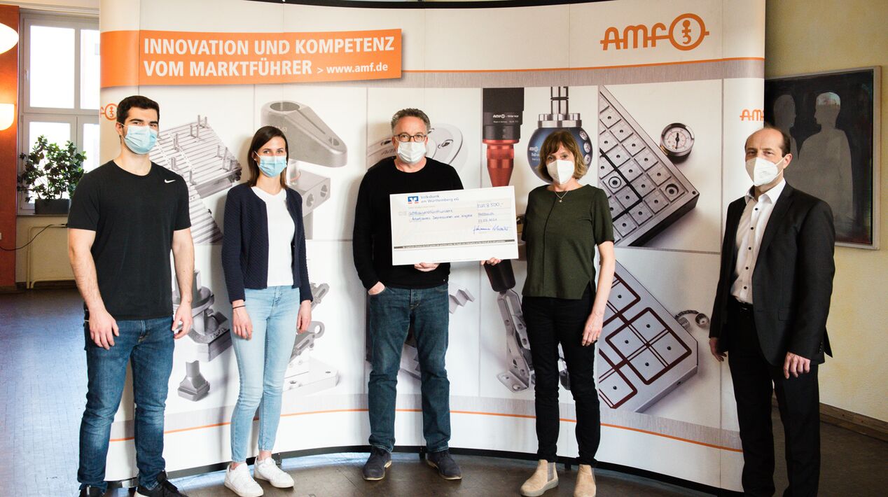 Cheque presentation of the AMF trainees from the successful 2020 Christmas Market Campaign.