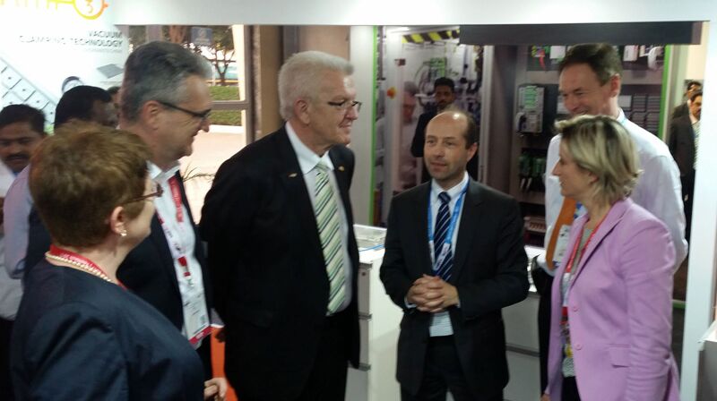 El presidente del gobierno regional, Kretschmann, visita el stand ferial de Andreas Maier GmbH & Co. KG.